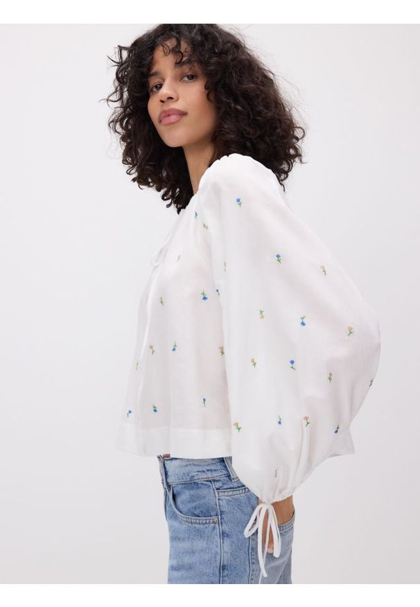 Reserved - Bawełniana bluzka z haftem - złamana biel. Materiał: bawełna. Wzór: haft