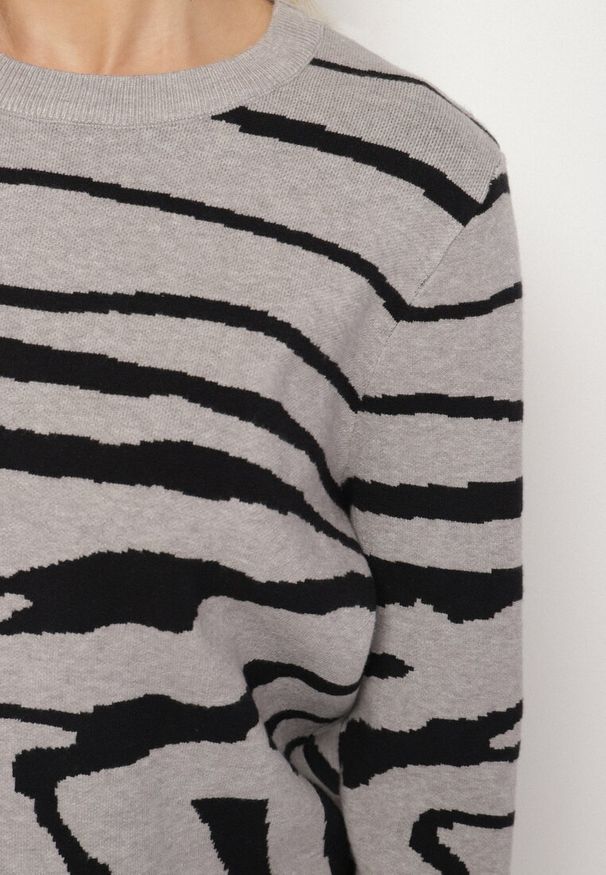 Born2be - Szary Sweter o Prostym Kroju w Zebrę Unida. Okazja: do pracy, na co dzień, na spotkanie biznesowe. Kolor: szary. Materiał: jeans. Długość rękawa: długi rękaw. Długość: długie. Wzór: motyw zwierzęcy. Styl: casual, elegancki, biznesowy