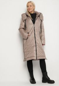 Born2be - Ciemnobeżowa Przejściowa Kurtka Pikowana z Kapturem i Suwakami po Bokach Fesunela. Okazja: na co dzień. Typ kołnierza: kaptur. Kolekcja: plus size. Kolor: beżowy. Materiał: jeans. Sezon: jesień. Styl: casual, klasyczny #1