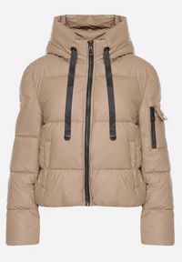 Born2be - Ciemnobeżowa Prosta Kurtka Pikowana z Kapturem i Kieszeniami Mirilda. Okazja: na spacer, na co dzień. Typ kołnierza: kaptur. Kolor: beżowy. Materiał: jeans. Sezon: zima. Styl: klasyczny, casual, elegancki #6