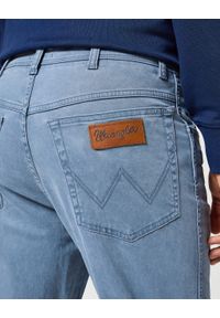 Wrangler - WRANGLER MĘSKIE SPODNIE MATERIAŁOWE TEXAS SLIM GRISAILLE 112356809 W12S017443. Materiał: materiał