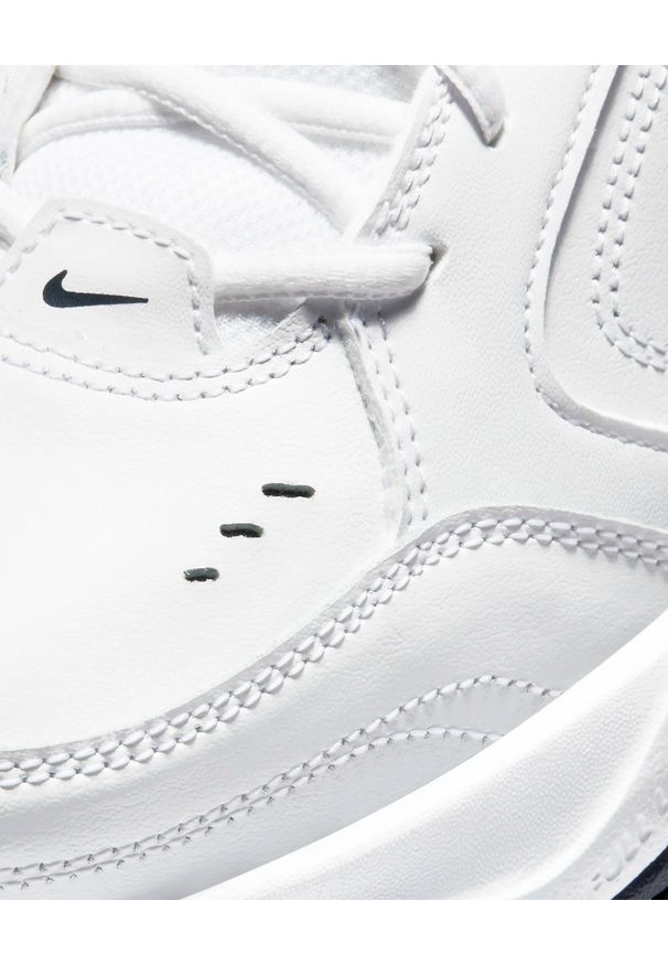 Nike Air Monarch IV Sneakersy męskie. Okazja: na co dzień. Kolor: biały. Materiał: syntetyk, skóra. Szerokość cholewki: normalna. Sport: fitness