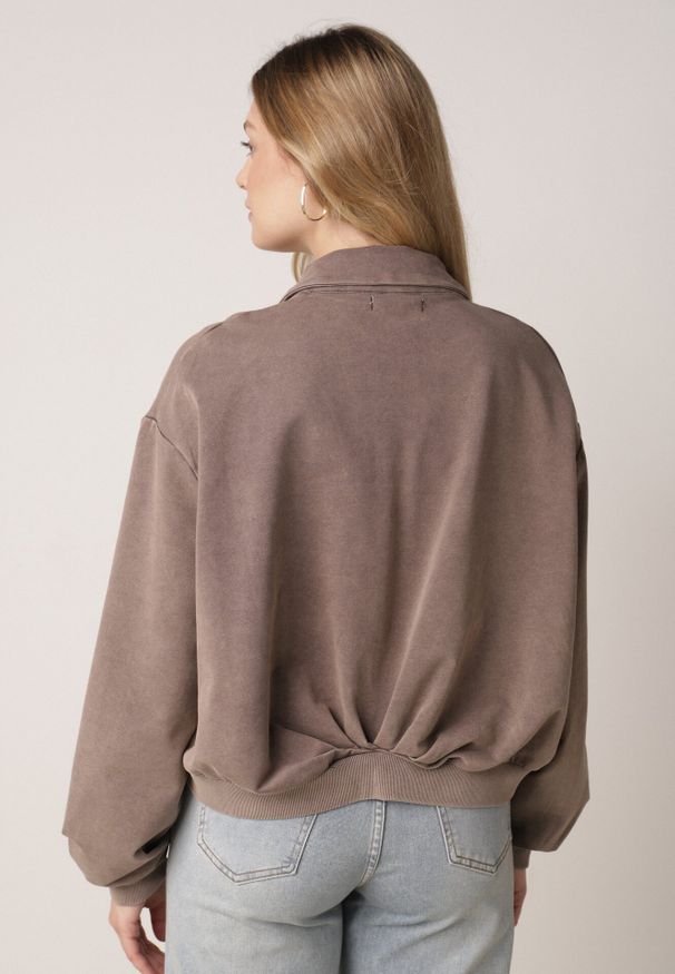 Born2be - Beżowa Bawełniana Bluza Bomberka o Kroju Oversize z Kołnierzem Viminala. Okazja: na co dzień. Kolor: beżowy. Materiał: bawełna. Styl: casual