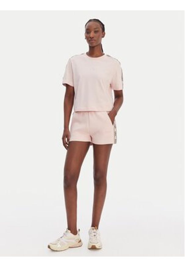 Guess T-Shirt V3RI08 I3Z14 Różowy Relaxed Fit. Kolor: różowy. Materiał: bawełna
