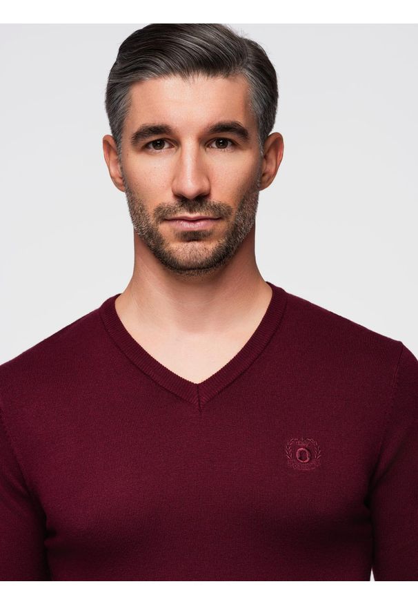 Ombre Clothing - Sweter męski elegancki BASIC V-neck z wiskozą – bordowy V13 - Rozmiar: L. Kolor: czerwony. Materiał: wiskoza. Wzór: haft. Styl: elegancki