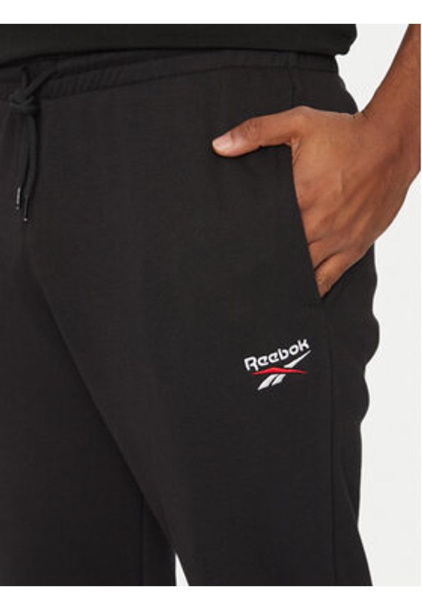 Reebok Spodnie dresowe 100221800 139-18-00 Czarny Regular Fit. Kolor: czarny. Materiał: bawełna