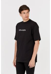 Balenciaga - BALENCIAGA Czarny t-shirt z białym logo. Kolor: czarny. Materiał: len #4