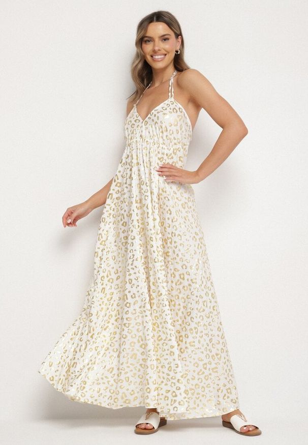 Born2be - Biała Sukienka z Wiskozy z Odkrytymi Plecami i Metalicznym Nadrukiem w Panterkę Linadea. Typ kołnierza: dekolt w serek. Kolor: biały. Materiał: wiskoza. Wzór: nadruk, motyw zwierzęcy. Typ sukienki: rozkloszowane