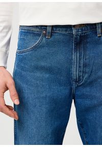Wrangler - MESKIE SPODNIE WRANGLER LOOSE STRAIGHT RETRO BLUE 112371018. Styl: retro #5