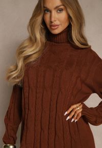 Renee - Jasnobrązowa Sukienka Sweterkowa z Golfem Wełną Bawełną i Ozdobnym Splotem Reilenea. Okazja: na imprezę. Typ kołnierza: golf. Kolor: brązowy. Materiał: wełna, bawełna. Wzór: ze splotem. Styl: elegancki #3