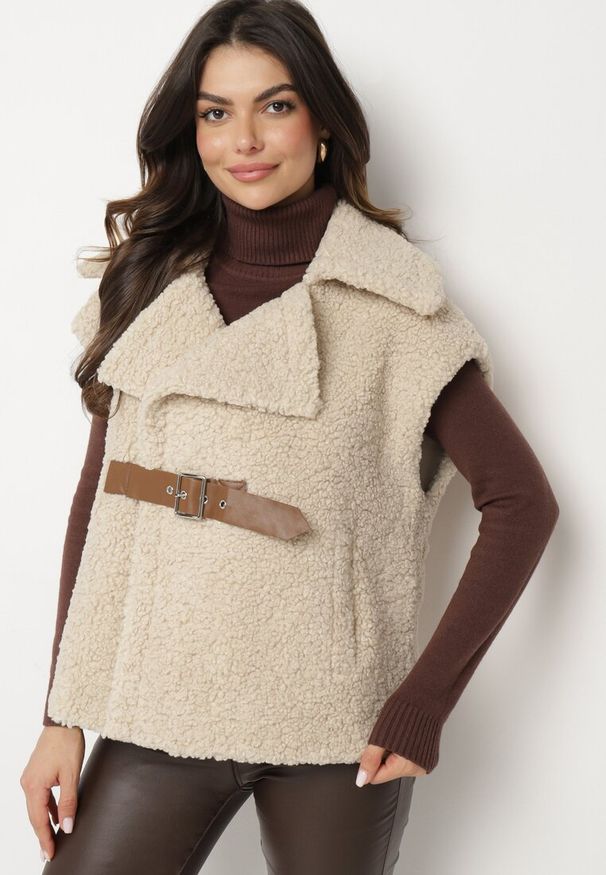 Born2be - Beżowa Futrzana Kamizelka o Fakturze Typu Baranek z Zapięciem na Klamerkę Hetilia. Okazja: na co dzień, na spacer, na spotkanie biznesowe. Kolor: beżowy. Materiał: futro. Styl: biznesowy, casual, elegancki, klasyczny