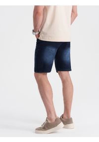 Ombre Clothing - Krótkie spodenki męskie jeansowe z delikatnym washem – ciemnoniebieskie V3. Kolor: niebieski. Materiał: jeans. Długość: krótkie. Wzór: aplikacja. Sezon: lato. Styl: klasyczny, wakacyjny #5