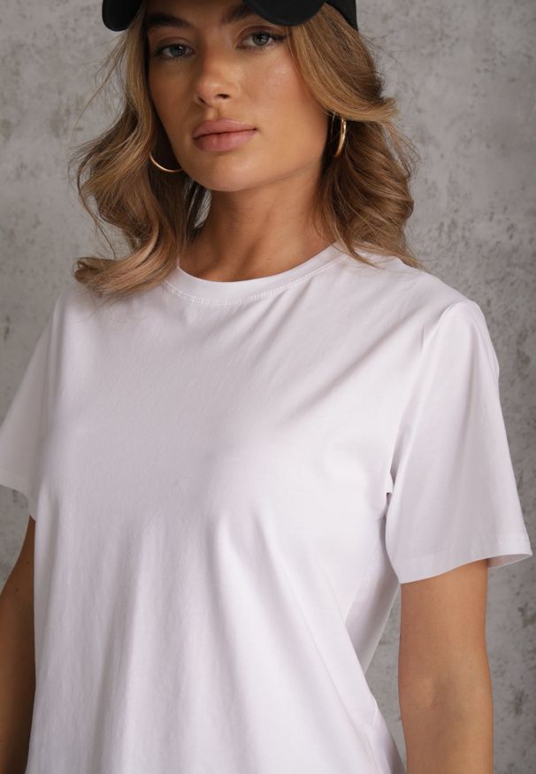 Renee - Biały Bawełniany T-shirt Ozdobiony po Bokach Rozcięciami Brinelle. Kolor: biały. Materiał: bawełna. Wzór: aplikacja. Sezon: lato. Styl: sportowy, elegancki