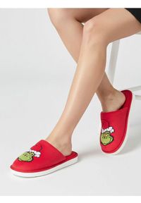 Sinsay - Ciepłe kapcie z motywem świątecznym Grinch - czerwony. Kolor: czerwony. Styl: wizytowy #1