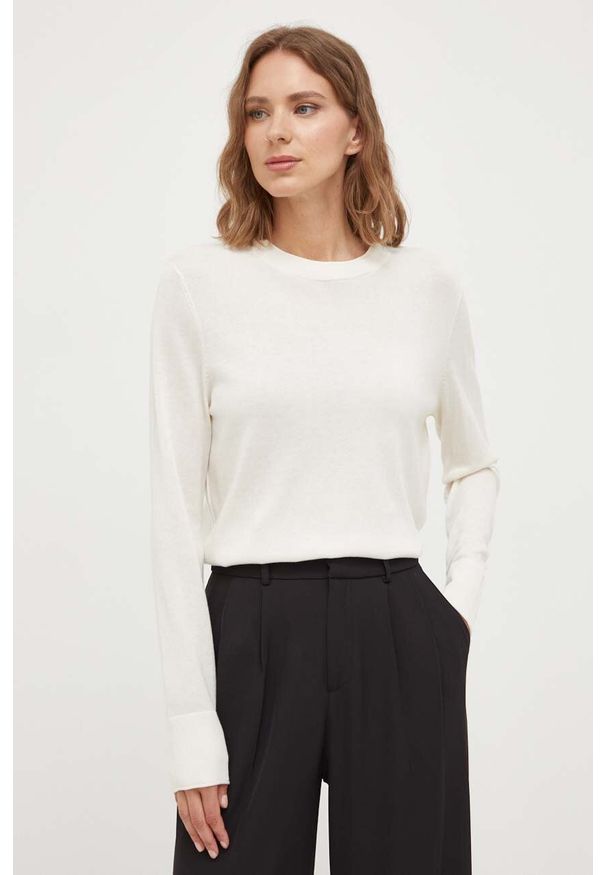 BOSS sweter damski kolor beżowy lekki. Kolor: beżowy. Materiał: dzianina. Długość rękawa: długi rękaw. Długość: długie. Styl: klasyczny