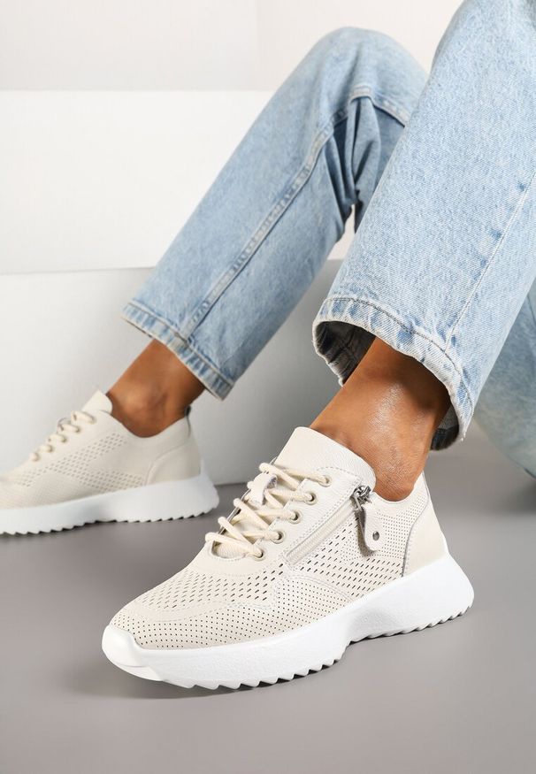 Born2be - Beżowe Skórzane Sneakersy z Ozdobnym Suwakiem Selami. Okazja: na co dzień. Zapięcie: sznurówki. Kolor: beżowy. Materiał: skóra. Szerokość cholewki: normalna. Obcas: na obcasie. Wysokość obcasa: niski