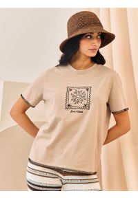 Sinsay - Bawełniana koszulka z haftem - beżowy. Kolor: beżowy. Materiał: bawełna. Wzór: haft #1