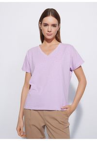 Ochnik - Fioletowy T-shirt damski z cekinami. Typ kołnierza: dekolt w serek. Kolor: fioletowy. Materiał: bawełna. Długość rękawa: krótki rękaw. Długość: krótkie. Wzór: aplikacja #1