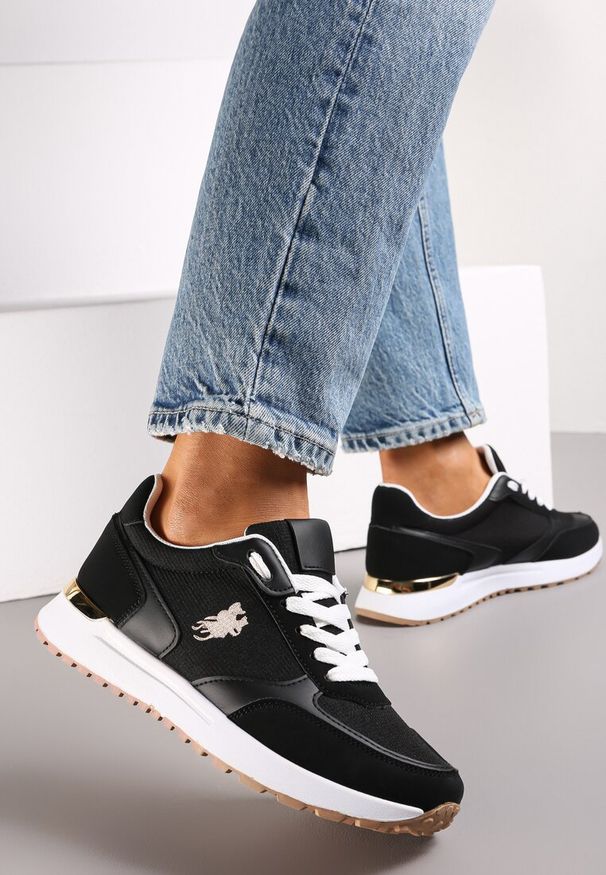Renee - Czarne Sneakersy z Ozdobną Podeszwą i Przeszyciami Novajean. Okazja: na co dzień. Zapięcie: sznurówki. Kolor: czarny. Materiał: jeans