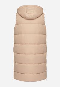 Born2be - Ciemnobeżowa Pikowana Kamizelka z Kapturem i Sznurkami Zelothis. Typ kołnierza: kaptur. Kolor: beżowy. Materiał: dzianina, jeans. Długość: długie. Sezon: jesień. Styl: klasyczny, elegancki #4