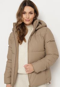 Born2be - Brązowa Pikowana Kurtka o Prostym Kroju z Kapturem i Kieszeniami Leolea. Okazja: na spacer, na co dzień. Typ kołnierza: kaptur. Kolor: beżowy, brązowy. Materiał: jeans. Sezon: zima. Styl: casual #5