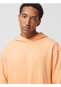 outhorn - Bluza oversize z kapturem męska - pomarańczowa. Typ kołnierza: kaptur. Kolor: pomarańczowy. Materiał: materiał, bawełna, dresówka, prążkowany, dzianina, poliester. Wzór: gładki, ze splotem #4