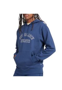 Bluza New Balance MT43509NNY - granatowa. Okazja: na co dzień. Kolor: niebieski. Materiał: tkanina, bawełna, dresówka. Wzór: napisy. Styl: casual #1