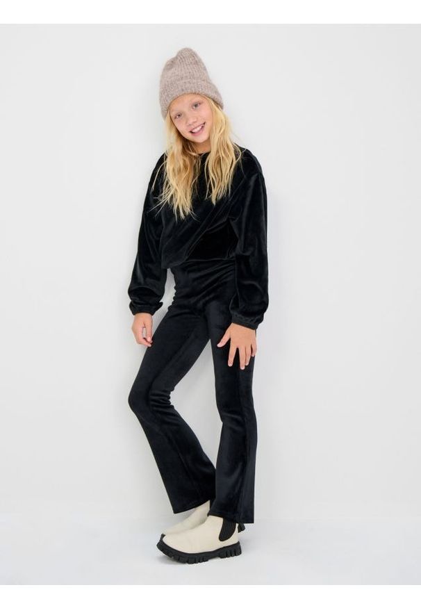 Sinsay - Welurowe legginsy flare - czarny. Kolor: czarny. Materiał: welur