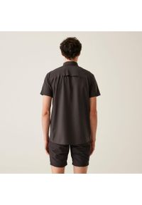 Regatta - Travel Packaway męska koszula z krótkim rękawem. Kolor: niebieski. Materiał: materiał. Długość rękawa: krótki rękaw. Długość: krótkie. Sport: turystyka piesza #2