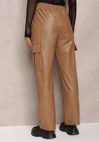 Renee - Ciemnobeżowe Szerokie Spodnie High Waist Ocieplone w Stylu Cargo z Gumką w Pasie i Kieszeniami na Klapy Vilencja. Stan: podwyższony. Kolor: beżowy #4