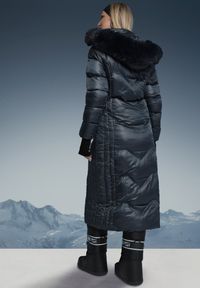 Born2be - Ciemnozielona Pikowana Kurtka Maxi Płaszcz z Ozdobnym Marszczeniem i Futerkiem Estenous. Okazja: na co dzień. Kolor: niebieski. Materiał: futro. Styl: klasyczny, casual #4