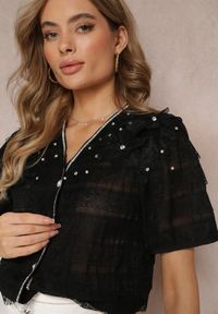 Renee - Czarna Koszula Bluzka z Koronką i Falbankami Engelli. Typ kołnierza: kołnierz z falbankami. Kolor: czarny. Materiał: koronka. Długość rękawa: krótki rękaw. Długość: krótkie. Wzór: koronka #3