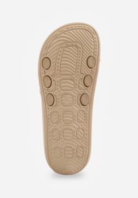 Born2be - Beżowe Klapki Basenowe na Grubej Podeszwie z Tłoczonymi Paskami i Napisem Menimisia. Okazja: na co dzień. Kolor: beżowy. Wzór: napisy. Sezon: lato. Styl: wakacyjny, casual, klasyczny, sportowy #6