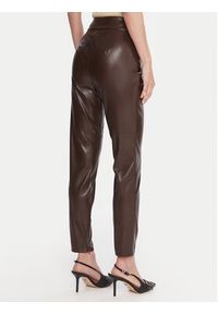 Guess Spodnie z imitacji skóry W4BB18 WGIK0 Brązowy Slim Fit. Kolor: brązowy. Materiał: syntetyk #3