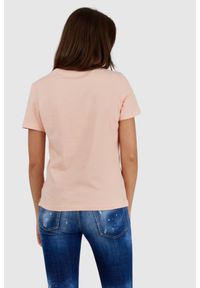 Guess - GUESS Brzoskwiniowy t-shirt damski z trójkątnym logo, Rozmiar M. Kolor: pomarańczowy. Wzór: nadruk