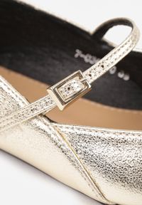 Born2be - Złote Płaskie Balerinki w Stylu Mary Jane Ozdobione Paskiem Kikizelle. Okazja: na co dzień, na spotkanie biznesowe. Zapięcie: pasek. Kolor: złoty. Materiał: bawełna. Wzór: aplikacja. Styl: retro, biznesowy, elegancki, casual, klasyczny #2