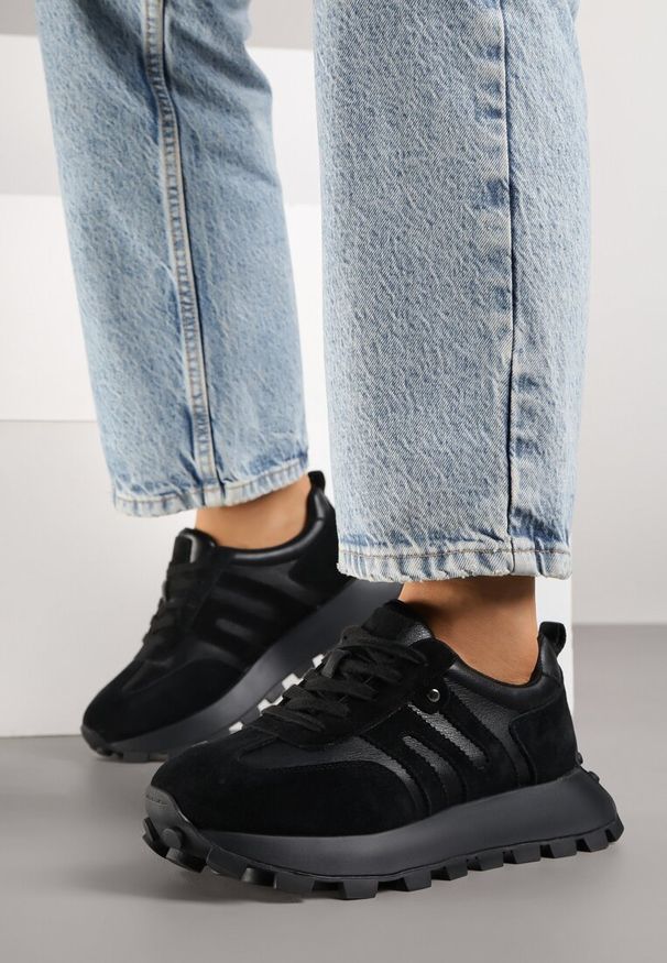 Renee - Czarne Sneakersy ze Skóry Naturalnej Ozdobione Geometrycznym Wzorem Melassea. Okazja: na co dzień. Kolor: czarny. Materiał: skóra. Wzór: aplikacja, geometria