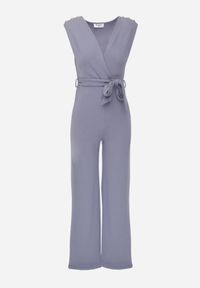 Renee - Jasnoniebieski Długi Kombinezon Wiązany w Pasie z Guzikami Na Ramionach Amile. Kolekcja: dla wysokich. Kolor: niebieski. Materiał: materiał, prążkowany. Długość rękawa: bez rękawów. Długość: długie. Wzór: aplikacja #3