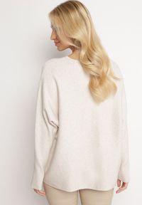 Born2be - Jasnobeżowy Klasyczny Sweter Dzianinowy Odedia. Kolor: beżowy. Materiał: dzianina. Styl: klasyczny #5