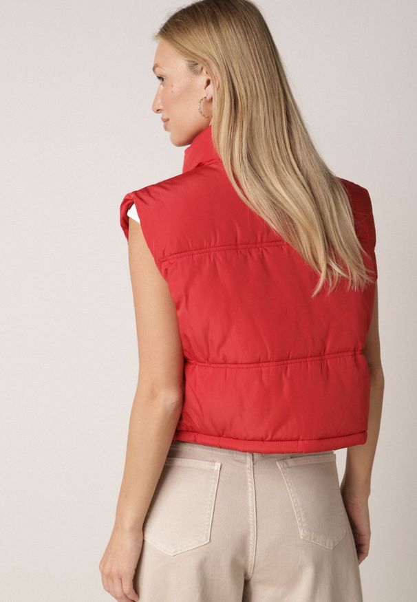 Born2be - Czerwona Krótka Kamizelka Pikowana Typu Puffer Niraemius. Okazja: na co dzień. Kolor: czerwony. Materiał: poliester. Długość: krótkie. Styl: casual