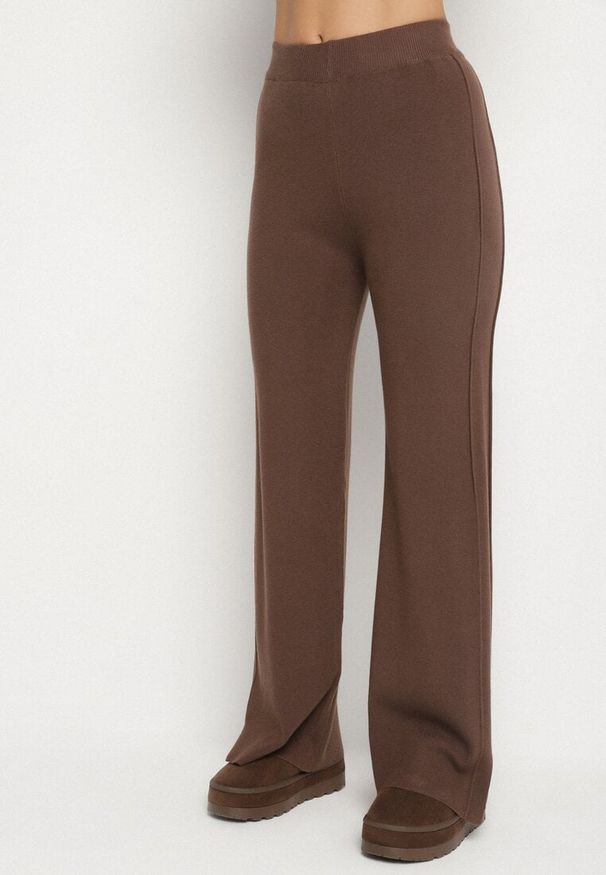 Born2be - Brązowy Dzianinowy Komplet z Wiskozą Spodnie i Sweter Zdobiony Guzikami Unisea. Kolor: brązowy. Materiał: dzianina, wiskoza. Wzór: aplikacja