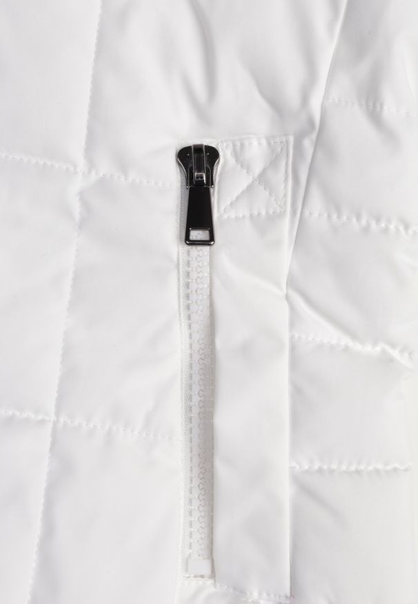 Born2be - Biała Pikowana Kamizelka z Odpinanym Kapturem i Kieszeniami na Suwak Anoria. Okazja: na co dzień. Kolor: biały. Materiał: jeans. Wzór: aplikacja. Styl: casual, klasyczny