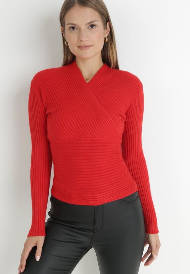 Born2be - Czerwony Sweter Kopertowy z Prążkowanej Dzianiny Zaki. Okazja: na co dzień. Kolor: czerwony. Materiał: dzianina, prążkowany. Długość rękawa: długi rękaw. Długość: długie. Styl: casual, rockowy, elegancki