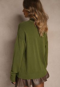 Renee - Zielony Gładki Golf Zdobiony Guzikami przy Dekolcie Rallessa. Okazja: na randkę, na co dzień, na spotkanie biznesowe. Typ kołnierza: golf. Kolor: zielony. Materiał: jeans. Długość rękawa: długi rękaw. Długość: długie. Wzór: gładki, aplikacja. Styl: klasyczny, casual, elegancki, biznesowy #5