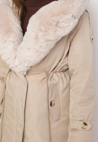 Born2be - Jasnobeżowa Kurtka Parka z Kapturem Futrzaną Wyściółką i Ściągaczem w Talii Semarien. Okazja: na co dzień. Typ kołnierza: kaptur. Kolor: beżowy. Materiał: futro. Długość rękawa: długi rękaw. Długość: długie. Styl: casual, klasyczny #4