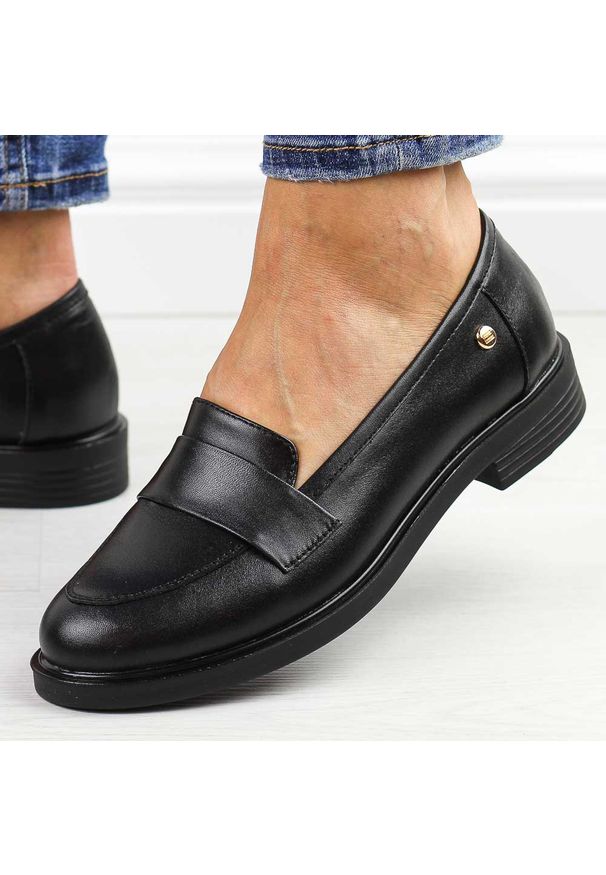 DEONI - Czarne skórzane Polskie mokasyny damskie Deoni D610. Okazja: na spacer, na co dzień. Nosek buta: okrągły. Kolor: czarny. Materiał: skóra. Sezon: wiosna, jesień. Styl: casual, elegancki, klasyczny