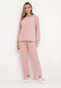 Born2be - Różowy 2-Częściowy Komplet Piżamowy Bluza z Naszywką i Spodnie z Gumką w Pasie Revaxa. Kolor: różowy. Długość: długie. Wzór: aplikacja