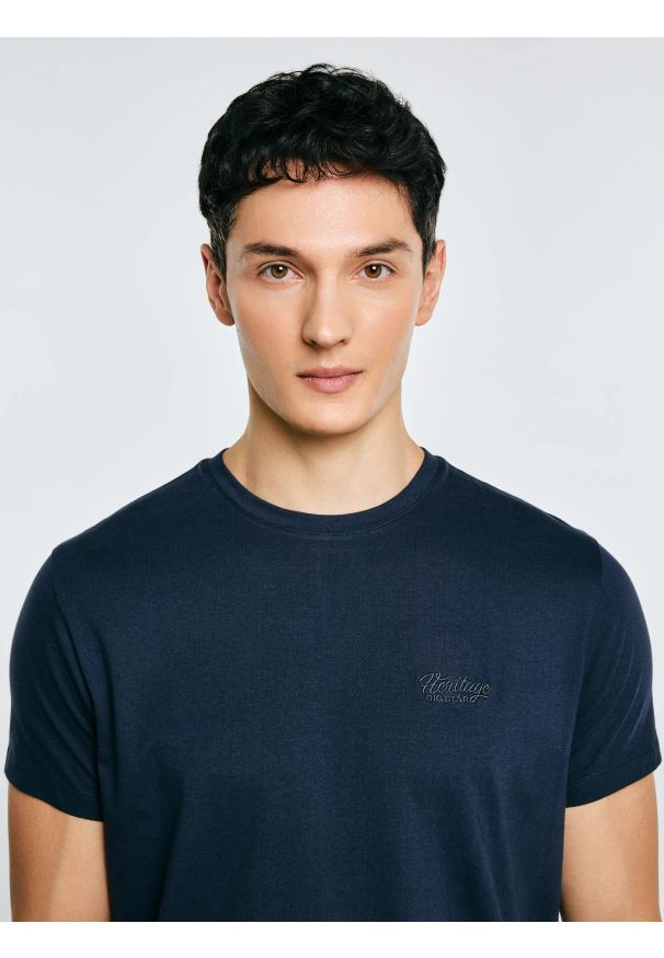 Big-Star - Koszulka męska z haftem na piersi granatowa Serer 403. Okazja: na co dzień. Kolor: niebieski. Materiał: tkanina, dzianina, jeans. Wzór: haft. Styl: casual, klasyczny