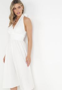 Born2be - Biała Rozkloszowana Sukienka z Wiązaniem na Szyi Nosalae. Kolor: biały. Typ sukienki: kopertowe #5