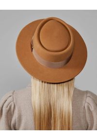 LESHKA - Jasnobrązowy kapelusz ze wstążką i logo Canotier. Kolor: brązowy. Wzór: aplikacja #4
